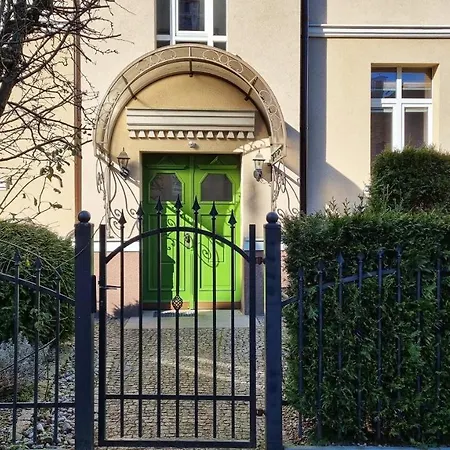 In Center Near The شقة